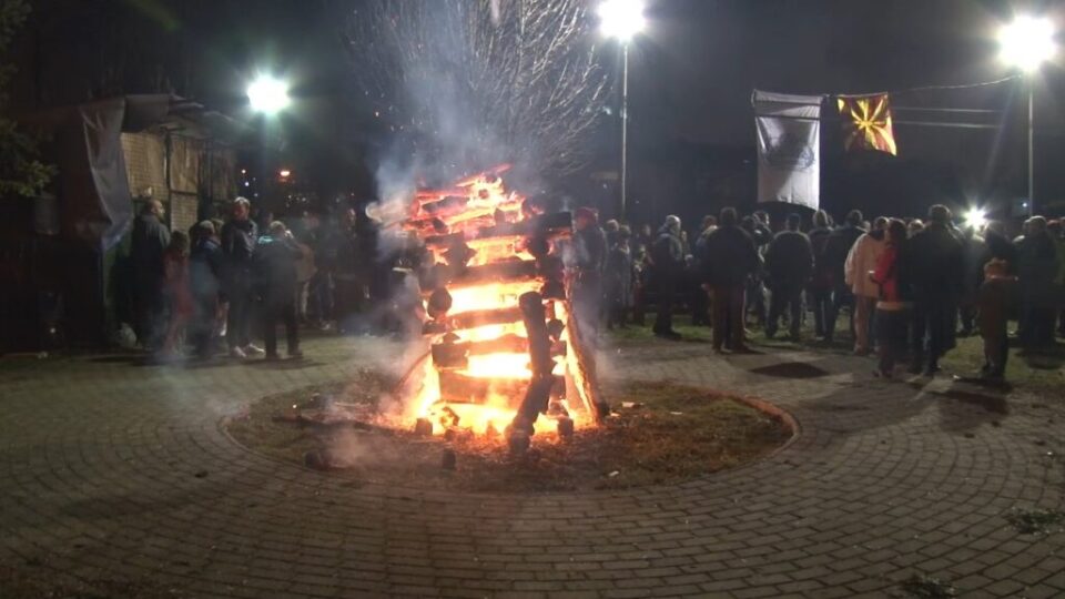 ФОТО ГАЛЕРИЈА: Погледнете како изгледа Скопје вечерва- бадникови огнови има на секој чекор