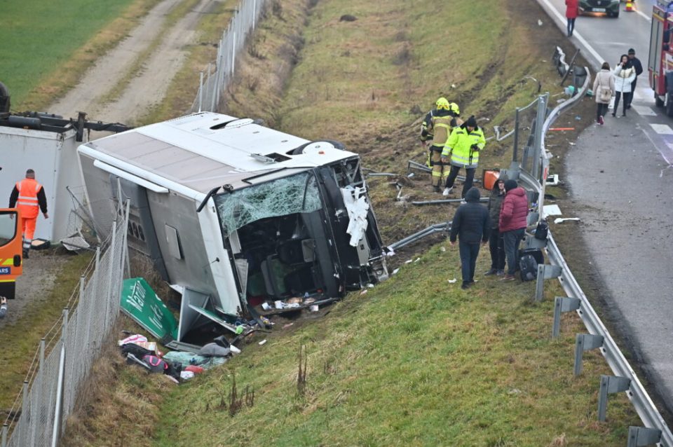 (први фотографии) НАЈНОВА ВЕСТ: Се преврте автобус утрово полн со патници, има мртви- голема трагедија во Словенија
