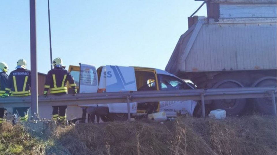 (фото) ДВЕ ЛИЦА ЗАГИНАА: Автомобил „кеди“ се заби во камион „МАН“- ЦРН ПЕТОК во Бања Лука