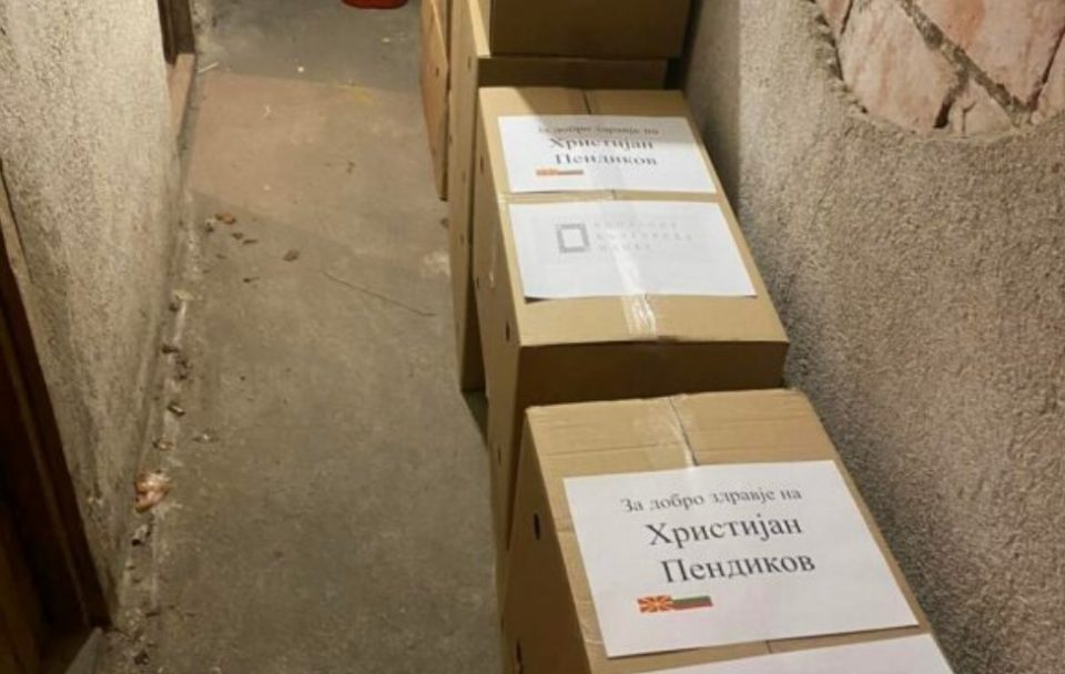 ФОТО: Откриено што има во кутиите кои бизнисменот Врабевски му ги испрати на натепаниот Пендиков во Охрид