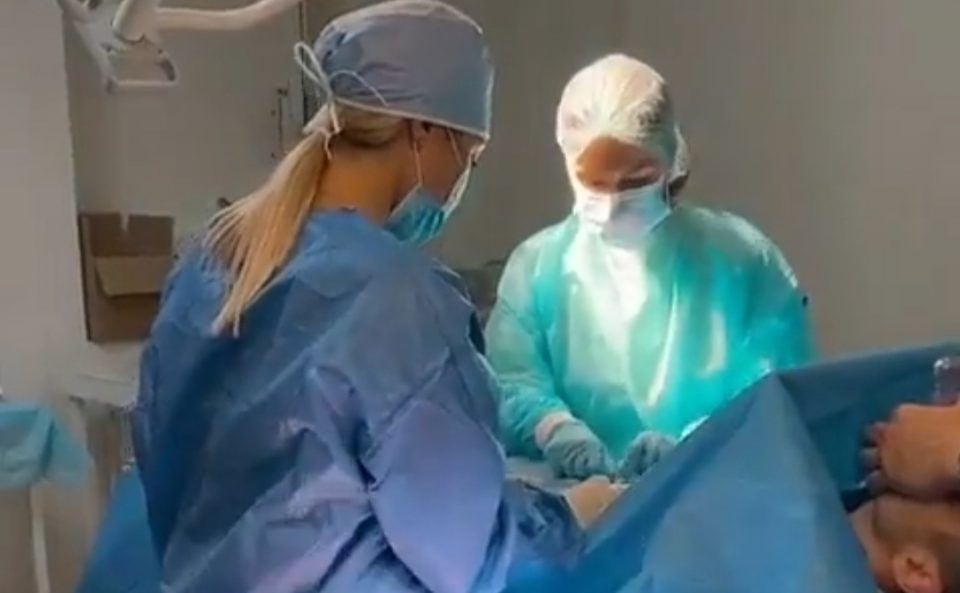 Хит видео од операциона сала: Пациент на операција ја фати докторката за задникот! (ВИДЕО)