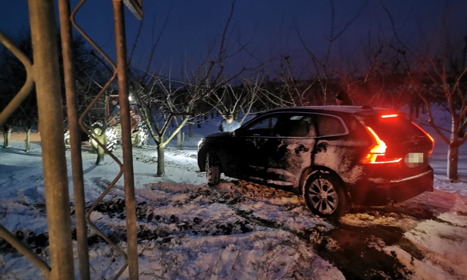 (фото) Џип „волво“ извлечен со трактор откако пропадна во канал: Снегот предизвикува големи проблеми вечерва во Србија