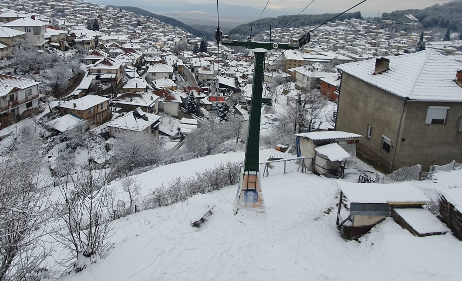 Млад скопјанец и сопругата заглавија во снежни наноси- полицајци ги пронајдоа кај „Тушот“