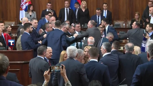 НАЈНОВА ВЕСТ: Тотален хаос во српското собрание- пратеници тргнаа кон Вучиќ, влета обезбедувањето (ФОТО + ВИДЕО)
