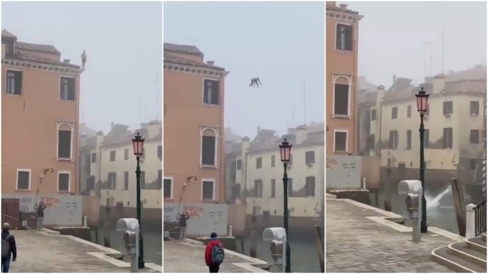 (видео) ПОЛИЦИЈАТА ГО БАРА: „Идиот“ скокна од трикатна зграда на стомак во канал во Венеција