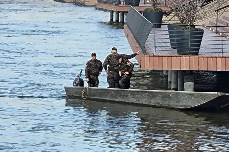 Видена како се дави во реката, речната полиција трага по телото: Девојка ги остави личните документи и скокна од Бранковиот мост