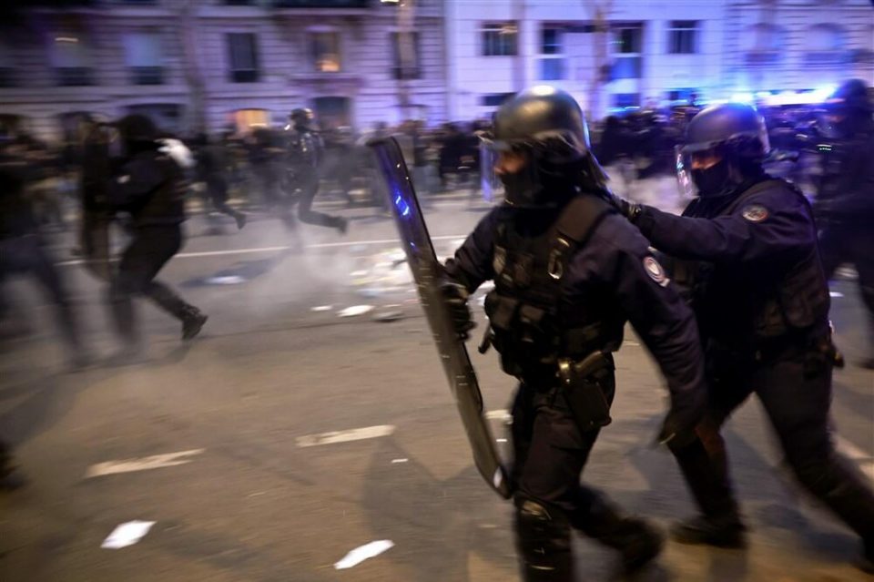 Француската полиција брутално се справува со демонстрантите (ВОЗНЕМИРУВАЧКО ВИДЕО)