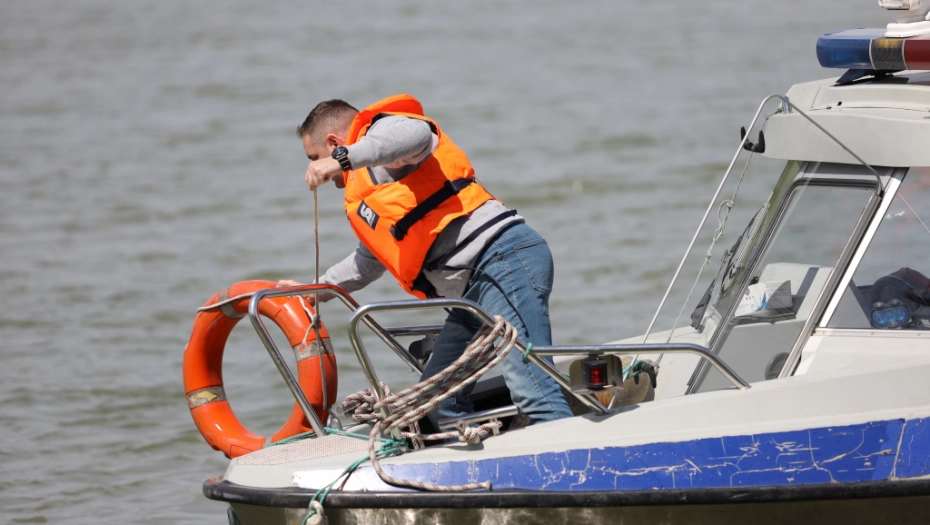 ТЕШКА НЕСРЕЌА СИНОЌА: Се трага по три млади лица кои не испливале откако нивниот чамец се превртел на Дунав