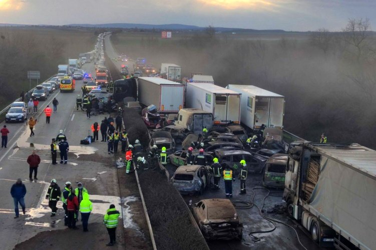 НАЈНОВА ВЕСТ: Катастрофален верижен судир попладнево помеѓу 37 автомобили и 5 камиони кај Будимпешта (ФОТО)