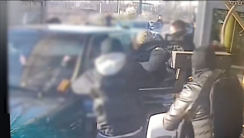 ТРГНАА ДА БЕГААТ: Погледнете како полицијата уапси двајца арачиновци на автопатот Гостивар- Тетово (ВИДЕО)