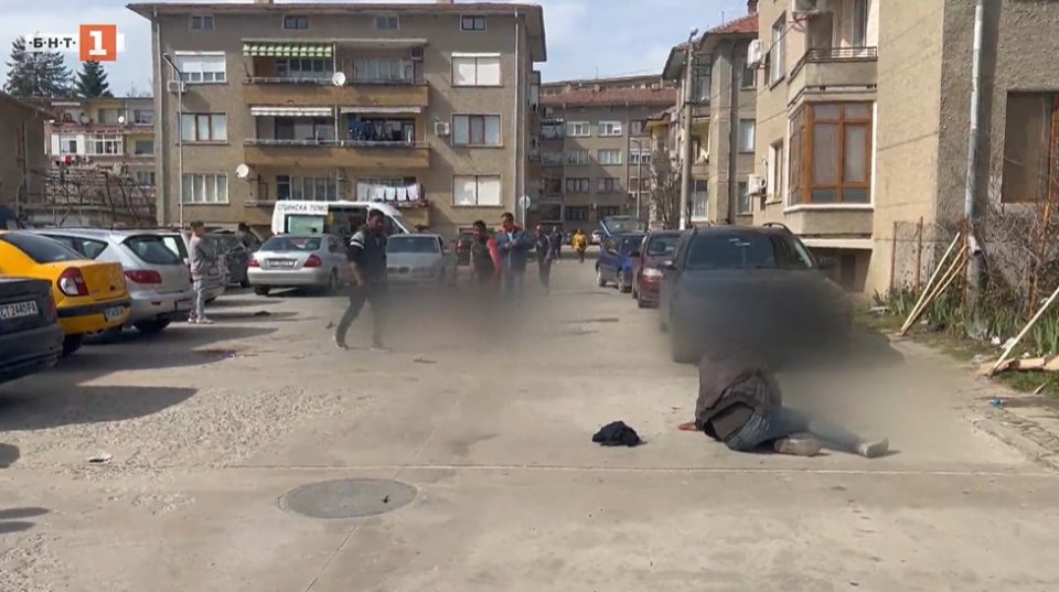 ЕДЕН ЗАГИНАТ, ДВАЈЦА СЕ БОРАТ ЗА ЖИВОТ: Масовна тепачка со секири и мотики на пазар во Бугарија го шокираше Балканот (ФОТО)