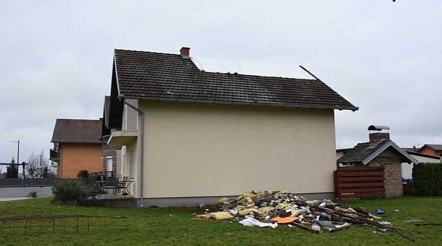 (фотографии) Звукот беше како ТЕНКОВСКА ГРАНАТА, мислевме експлодира бојлерот: Гром удри во семејна куќа во Хрватска!