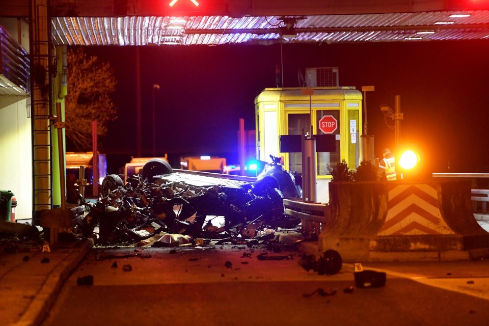 СТРАШНА ГЛЕТКА ОД ПАТАРИНА ДОЦНА ВЕЧЕРВА: 46 годишен возач ЗАГИНА откако удри во бетонска преграда на автопат во Хрватска (ФОТО)