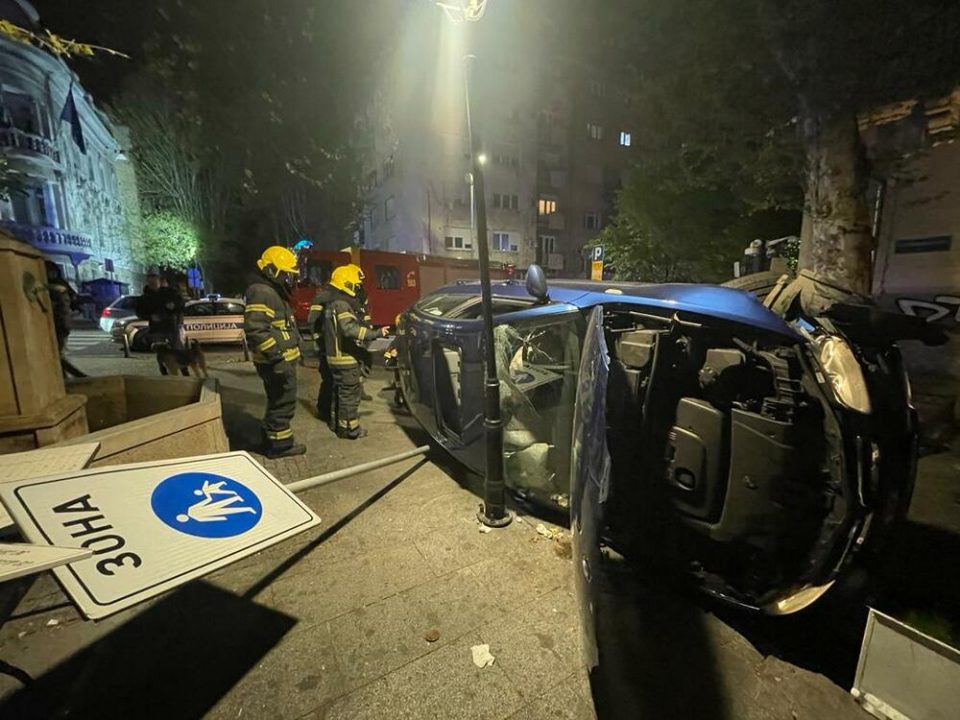 ФОТО: Дивееше со БМВ во центарот на градот, удри во бандера, па се преврте- пијан возач предизвика хаос во Белград