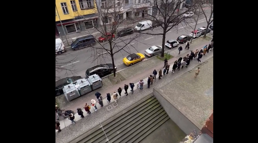 СЛИКА ОД ГЕРМАНИЈА ЈА ОБИКОЛИ ЕВРОПА: Луѓе чекаат во редица долга 150 метри… (ВИДЕО)