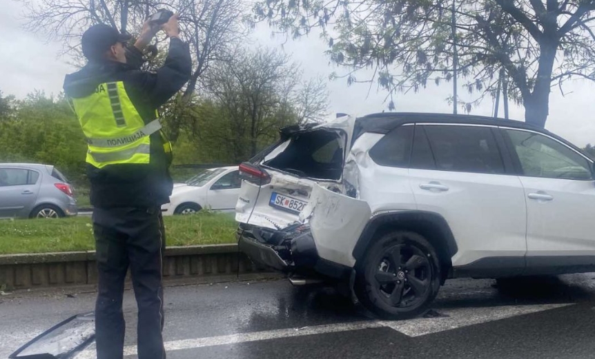 ФОТО: Камион се заби во џип утрово во скопската гужва