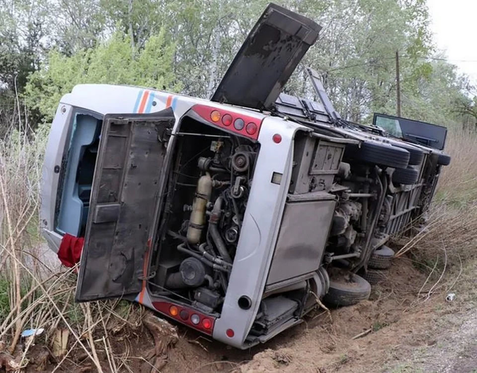 ПРВИ ФОТОГРАФИИ ОД МЕСТОТО: Српски автобус полн со патници се преврте во Унгарија (ФОТО)