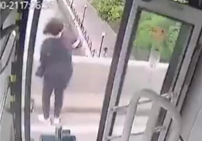 СЕ ПОЈАВИ ЈЕЗИВА СНИМКА: Жена со дете во рацете се обиде да скокне од мост (ВИДЕО)