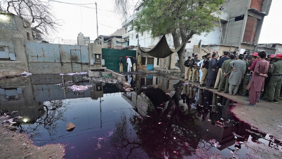 КРВАВО СТАМПЕДО: Најмалку 11 лица загинаа во стампедо на делење бесплатно брашно во Пакистан (ВИДЕО)