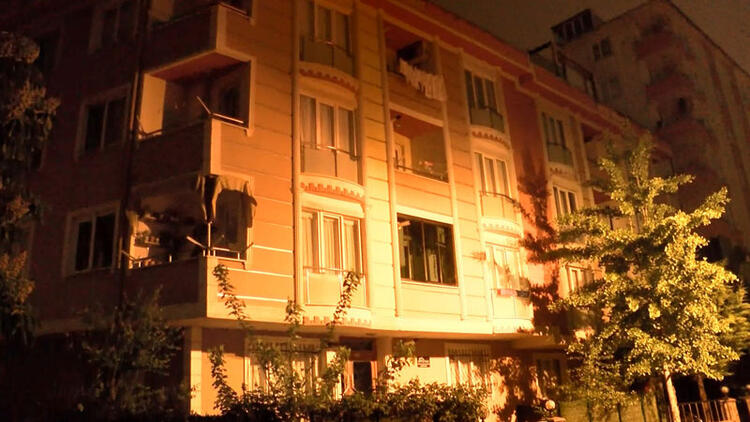 СЕ КАЧИЛО НА СТОЛОТ: Мало девојче почина по пад од тераса на третиот кат пред очите на мајка си- трагедија во Турција