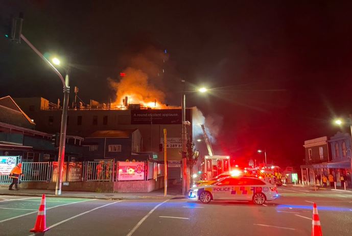 Најмалку 6 загинати во пожар во хостел во Нов Зеланд, полицијата смета дека е подметнат (ВИДЕО)