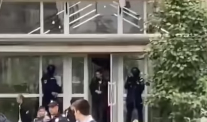 Полицијата на терен, школото веднаш испразнето: Дојава дека лице со автоматска пушка и бомба ќе влета во школо предизвика паника во Белград