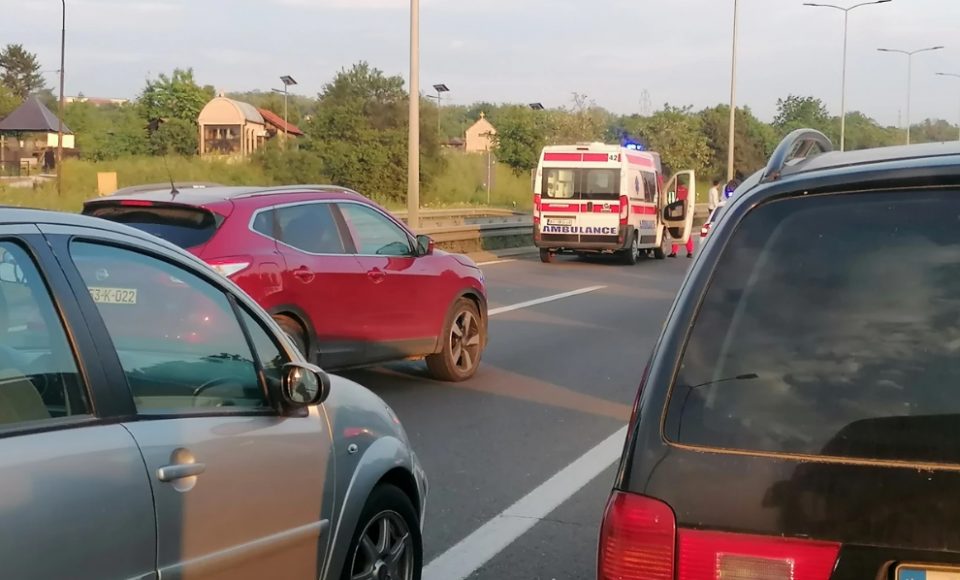 ГОЛЕМА ТРАГЕДИЈА ПОПЛАДНЕВО: Татко и ќерка покосени на автопат на лентата за застанување- ужас во Србија