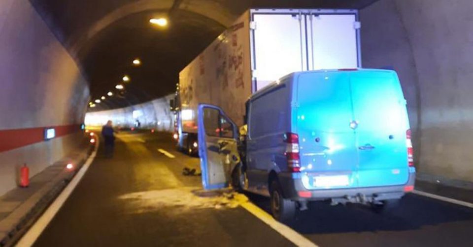 (фото) СТРАШНА СООБРАЌАЈКА: Комбе се заби во камион застанат во тунел поради дефект- едно лице загина во Хрватска