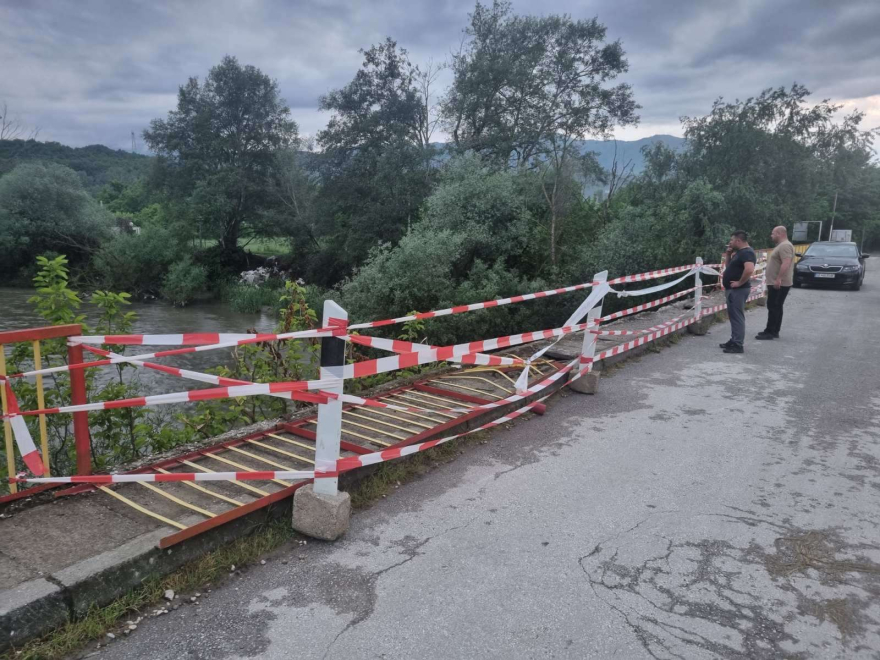 ФОТО: Товарно возило проби ограда на мост и падна во Вардар