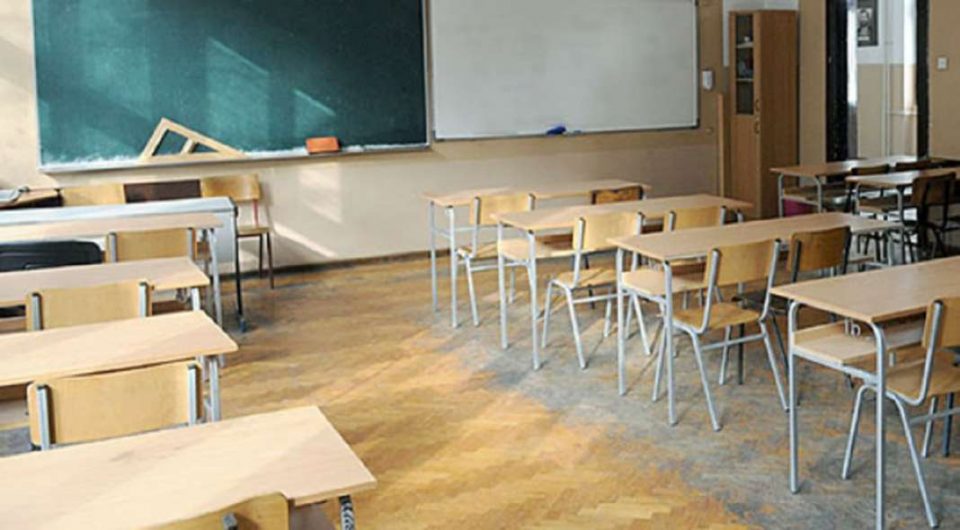 Дојави за бомби во повеќе основни училишта во Белград, децата ги напуштаат просториите (ВИДЕО)