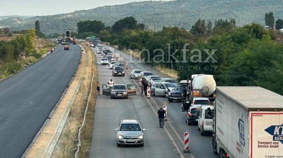НАЈНОВА ВЕСТ: Сообраќајка на делницата Катланово-Петровец, километарски колони кон Скопје (ФОТО)